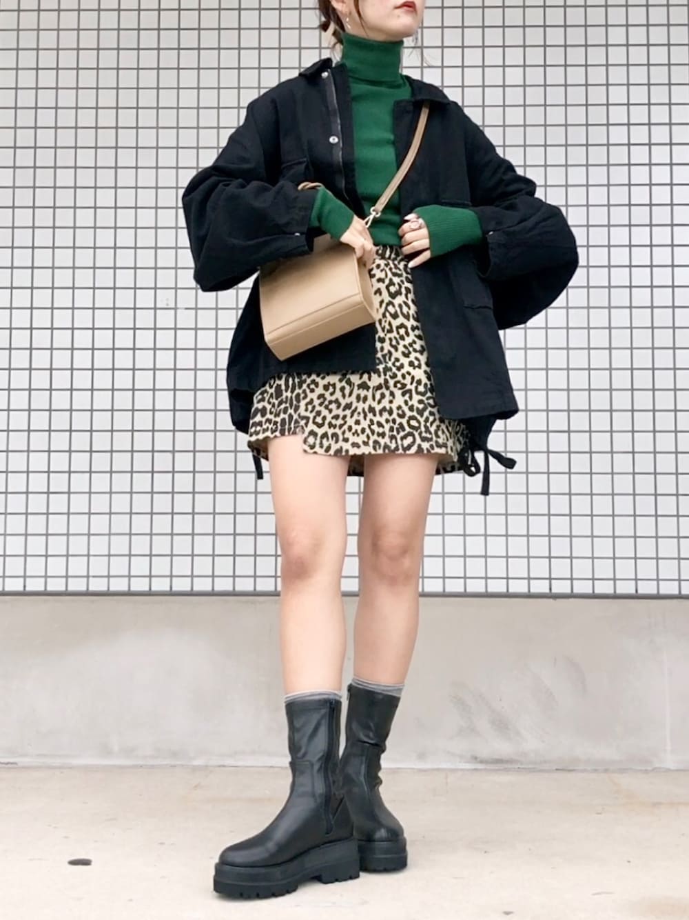 「アウター、グリーン、UNIQLO、ミニスカート、プチプラ、厚底シューズ、秋コーデ、minia、shein、カラー×コーデ」｜「UNIQLOのエクストラファインメリノリブタートルネックセーター（長袖）（ニット/セーター、グリーン系）」を使った、mayuさん（レディース・160cm）の秋コーディネートの1枚目の写真