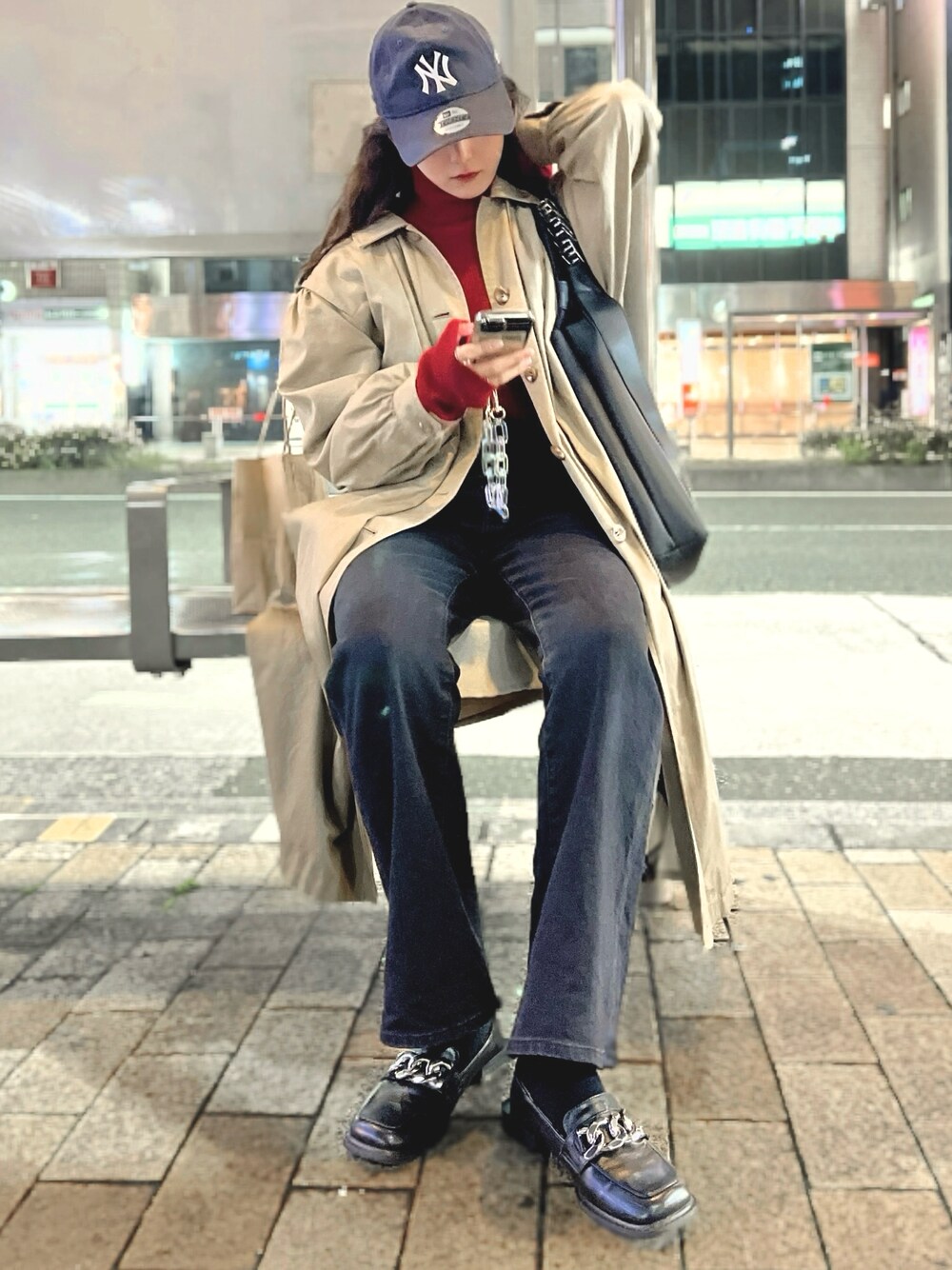 「冬のコーデ、お出かけコーデ、冬服、トレンチコート、休日スタイル、ローファー、カラー×コーデ、冬ファッション、デートコーデ、クリスマスに着たい服、赤、タートルネック、キャップ女子、ウェーブヘアー、骨格ナチュラル」｜「VINTAGEのアイテム（ジャケット/アウター、ベージュ系）」を使った、mayuさん（レディース・160cm）の冬コーディネートの1枚目の写真