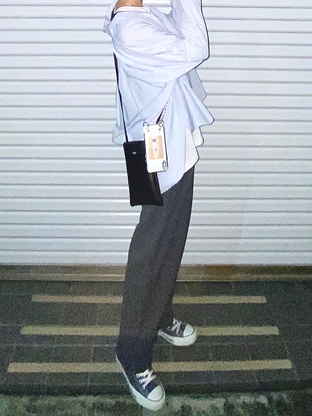 ブルー系のシャツ/ブラウス、ホワイト系のTシャツ/カットソー、ブルー系のスニーカーを着用したレディースの春コーディネートの1枚目の写真