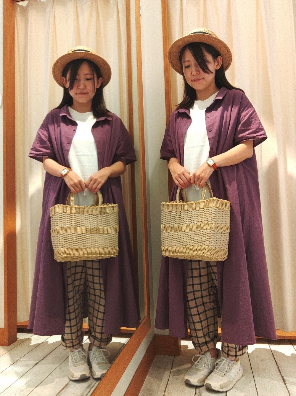 ベージュ系のトートバッグ、パープル系のシャツワンピース、ホワイト系のTシャツ/カットソーを着用したレディースの夏コーディネートの1枚目の写真