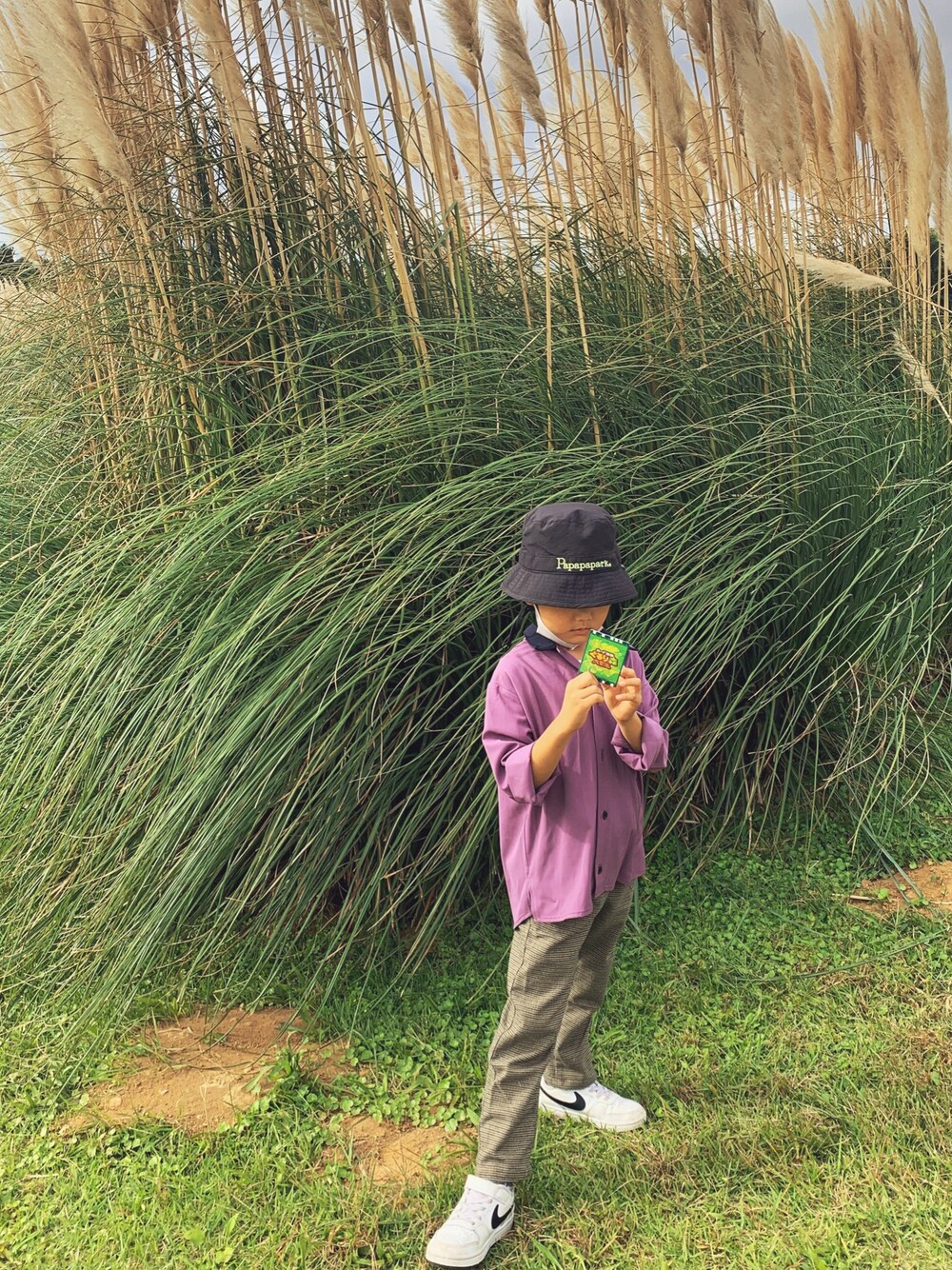 「秋のコーデ、男の子、バケットハット、キッズコーデ、キッズファッション、パープル」｜「ZARA KIDSのアイテム（スウェットパンツ、ブラウン系）」を使った、Aさん（キッズ・110cm）の秋コーディネートの1枚目の写真