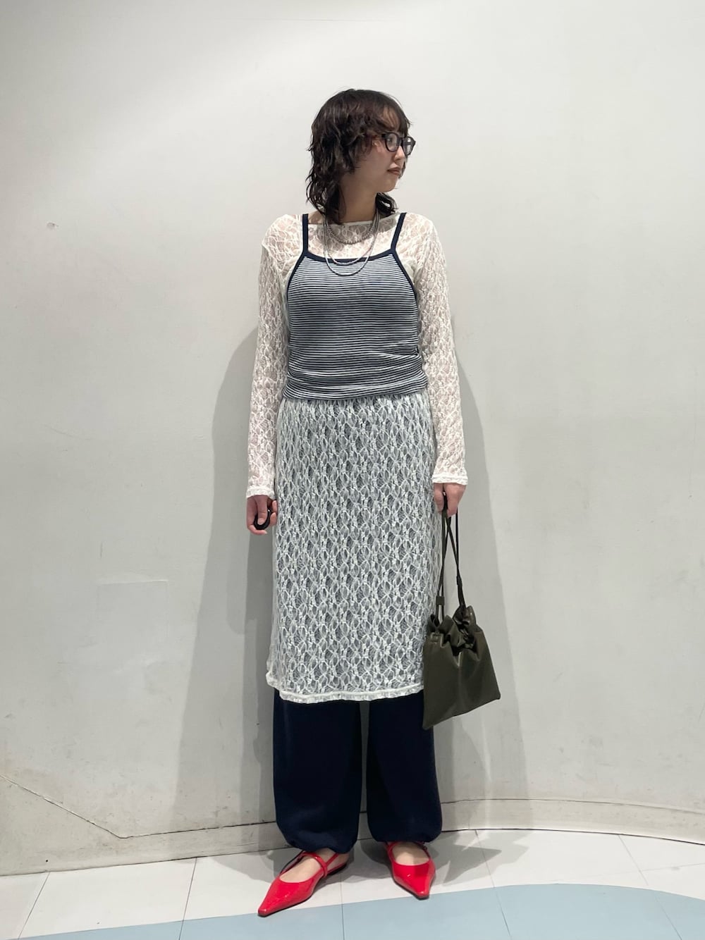 ホワイト系のワンピース、ブルー系のキャミソール、ブルー系のその他パンツを着用したレディースの春コーディネートの1枚目の写真