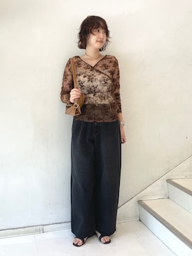 「KBF（ケイビーエフ）の2WAYフロッキーフラワートップス（Tシャツ/カットソー、ブラウン系）」を使った、kuroさん（レディース・165cm）の夏コーディネート