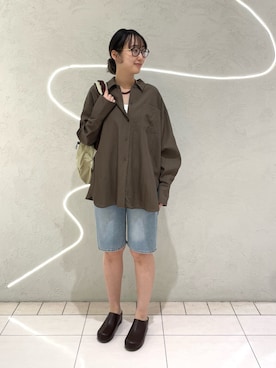 「KBF（ケイビーエフ）のオーバーサイズミニマルシャツ（シャツ/ブラウス、ブラウン系）」を使った、kuroさん（レディース・165cm）の春コーディネート