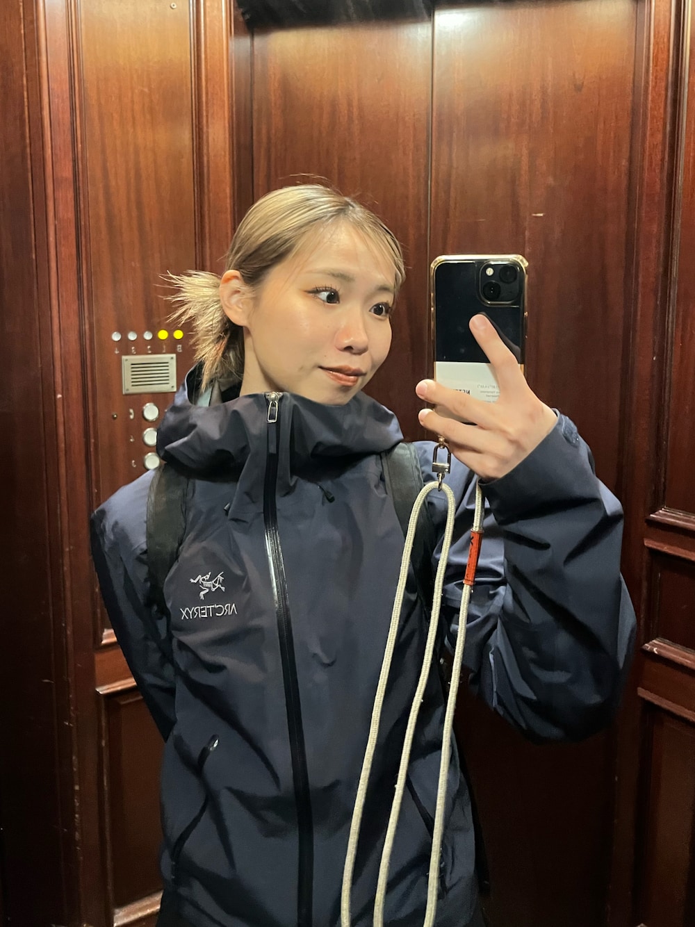 「ARC'TERYX、アークテリクス、シティガール、春めき満開コーデ、大人ファッション、オトナ女子、キレイめカジュアル、おしゃれさんと繋がりたい、今日のコーデ、お仕事コーデ、アウトドアスタイル、メンズライクコーデ、オトナカワイイ」｜「ARC'TERYXのアイテム（ナイロンジャケット、ブルー系）」を使った、ドラムさん（レディース・160cm）の春コーディネートの1枚目の写真