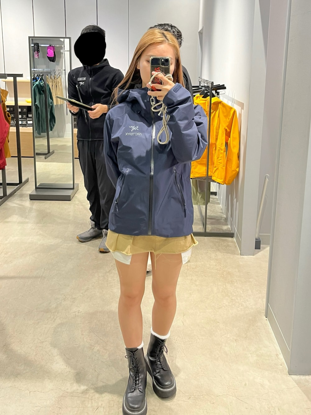 「ARC'TERYX、山登り、スノボ、テックウェア、テック系、テックファッション」｜「Oriens JOURNAL STANDARDのチノプリーツミニスカート（スカート、ベージュ系）」を使った、ドラムさん（レディース・160cm）の冬コーディネートの1枚目の写真