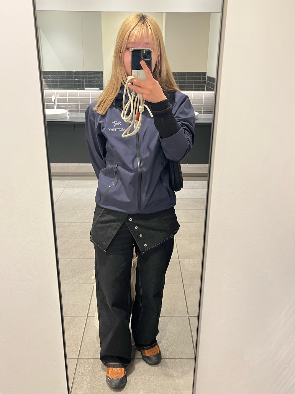 「レイヤードスタイル、チョコ色に染まれ、フレアパンツ、休日スタイル、ラクチンコーデ、mystic、スカパン、ARC'TERYX、アークテリクス、ニユーバランス、スニーカーコーデ、オトナカワイイ、春服コーデ、大人女子」｜「mysticのマルチWAYデニム（デニムパンツ、ブラック系）」を使った、ドラムさん（レディース・160cm）の冬コーディネートの1枚目の写真