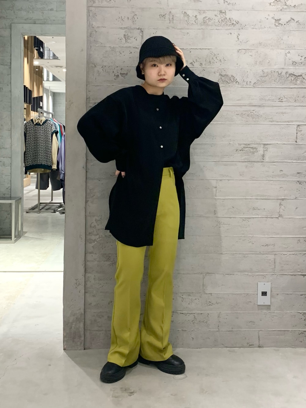 「ハレレ、ハレ、春コーデ、イエロー×ブラック、カラーパンツ、フレアパンツ、バケットハット、バケハ、ペーパーハット、モード、モードストリート、モード系、ショートヘア、ショート女子」｜「HAREのカラーツイルフレアパンツ(HARE)（スラックス、イエロー系）」を使った、ぽんさん（レディース・156cm）の春コーディネートの1枚目の写真
