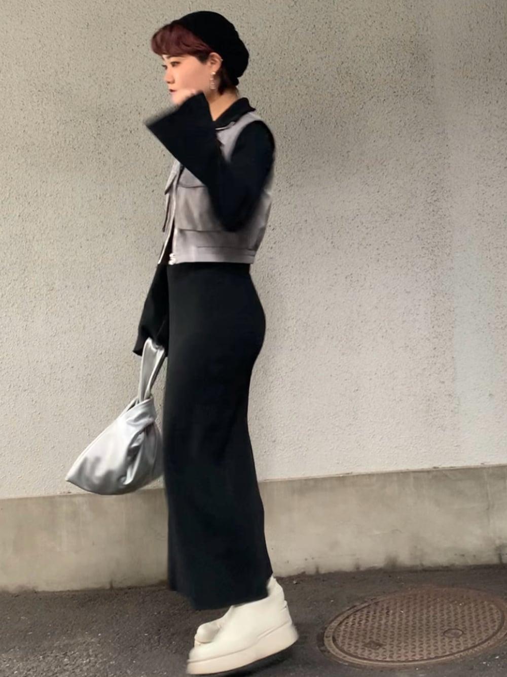 「春夏コーデ、春ファッション、大人女子、ワンピース、ベスト、ビーニー、ニットワンピース、モード、モードストリート」｜「EMODAのコンパクトロゴビーニー（ニットキャップ/ビーニー、ブラック系）」を使った、ぽんさん（レディース・157cm）の春コーディネートの1枚目の写真