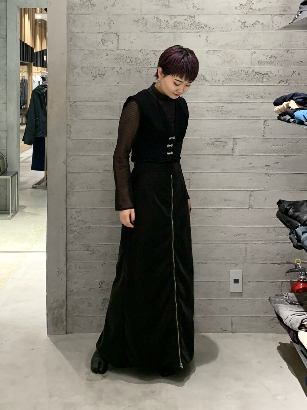 「春夏コーデ、春ファッション、大人コーデ、お洒落さんとつながりたい、スカートスタイル、モードカジュアル、ショートヘア、オールブラック、タイトスカート、ベスト、ロングスカート」｜「HAREのアソートZIPスリットスカート(HARE)（スカート、ブラック系）」を使った、ぽんさん（レディース・157cm）の春コーディネートの1枚目の写真