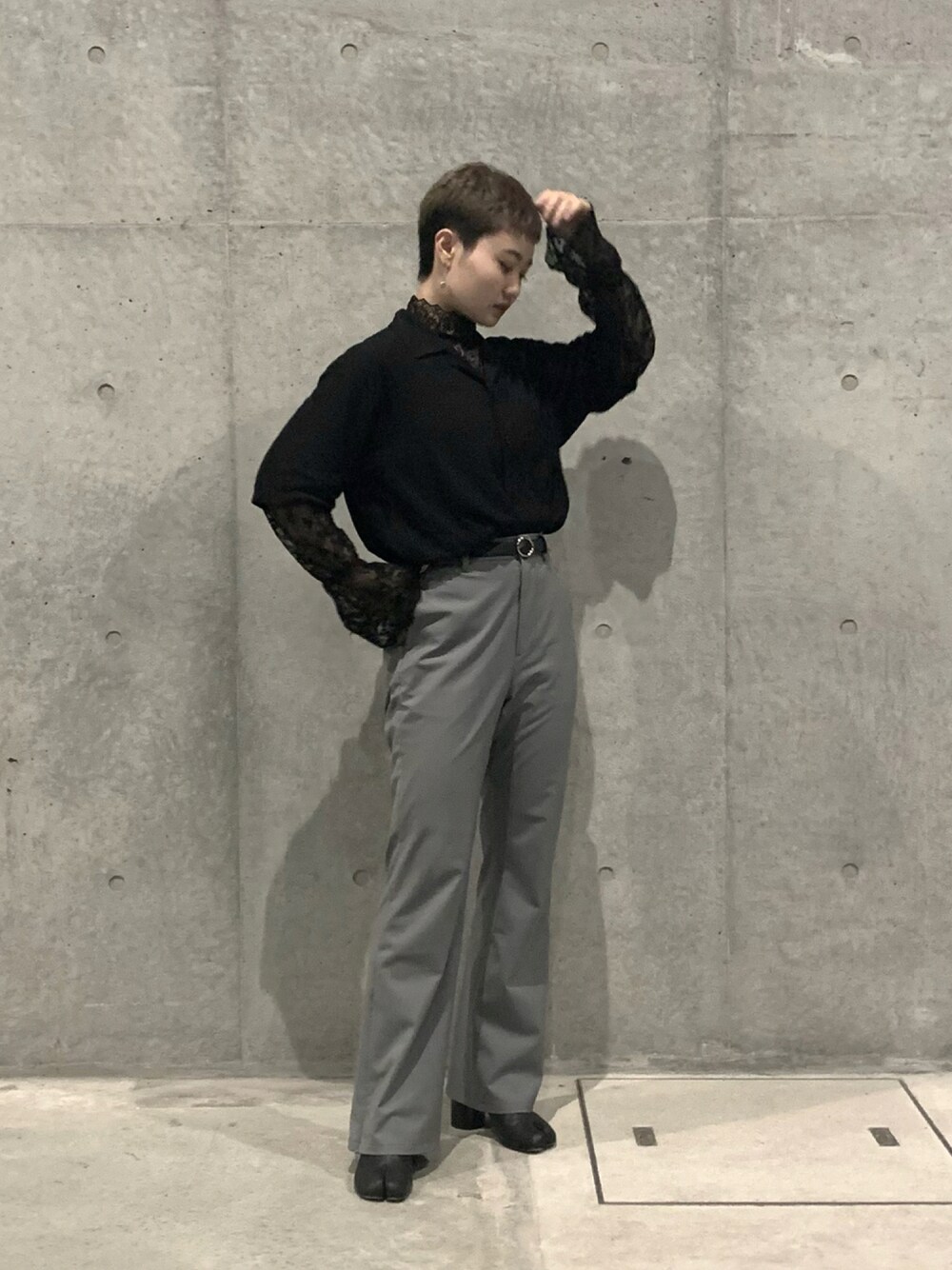 「レース、フレアパンツ、パンツスタイル、パーティースタイル、開襟シャツ、シャツスタイル、キレイめ、ショートヘア、ショート女子」｜「HAREのTWサイドジップフレアパンツ(HARE)（その他パンツ、グレー系）」を使った、ぽんさん（レディース・156cm）の夏コーディネートの1枚目の写真