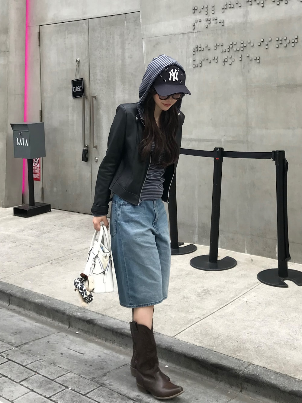 「春めき満開コーデ、ショートデニム、レザージャケット」｜「GUのアイテム（パンツ、ブルー系）」を使った、深結(みゆ)さん（骨格ストレート・レディース・159cm）の春コーディネートの1枚目の写真