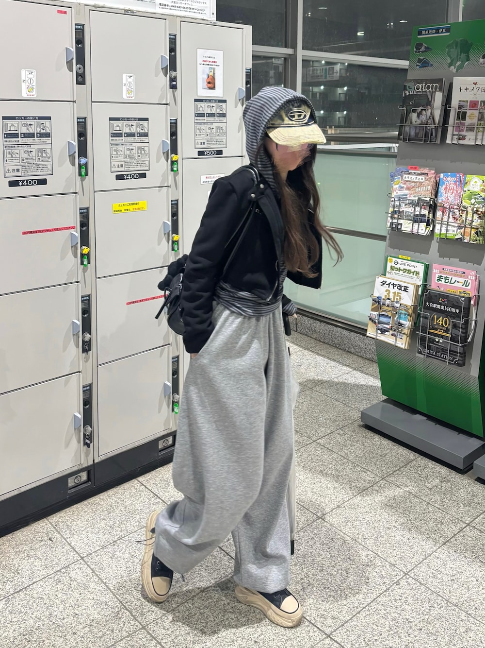 「スウェットパンツ、シンプルスタイル、楽チンコーデ、ゆるコーデ」｜「DIESELのメンズ キャップ Dロゴ デニム素材（キャップ、ブルー系）」を使った、深結(みゆ)さん（骨格ストレート・レディース・159cm）の春コーディネートの1枚目の写真
