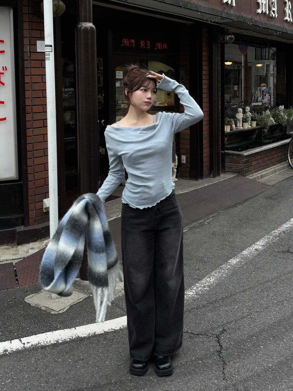 「春めき満開コーデ、肩出し、デニム、デニムっていいよね」｜「Judinのボリュームグラデーションマフラー【JD】（マフラー、ブルー系）」を使った、深結(みゆ)さん（骨格ストレート・レディース・159cm）の春コーディネートの1枚目の写真