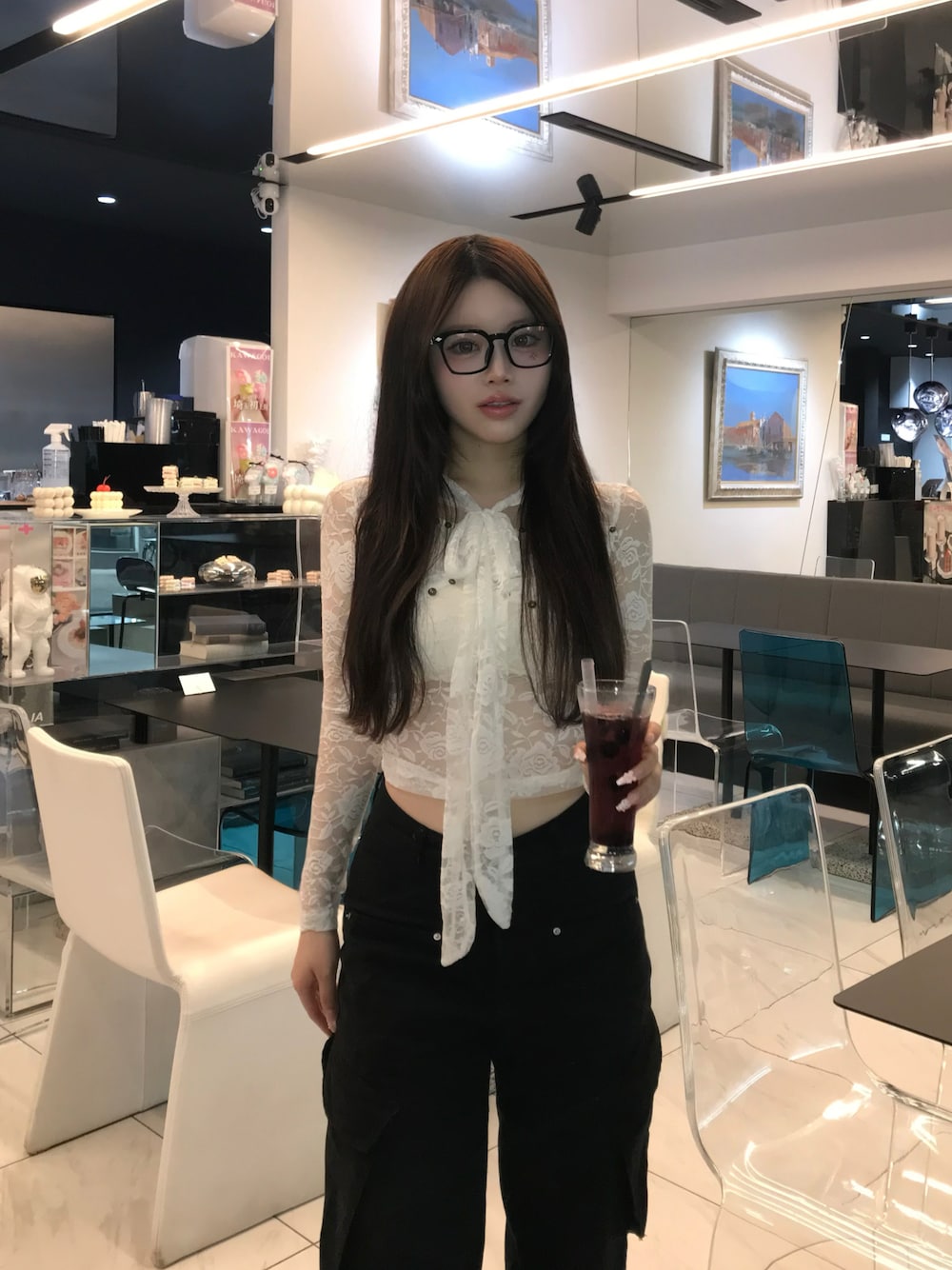 「レース、韓国ファッション」｜「AsRiReの多ポケットカーゴパンツ（カーゴパンツ、ブラック系）」を使った、深結(みゆ)さん（骨格ストレート・レディース・159cm）の春コーディネートの1枚目の写真