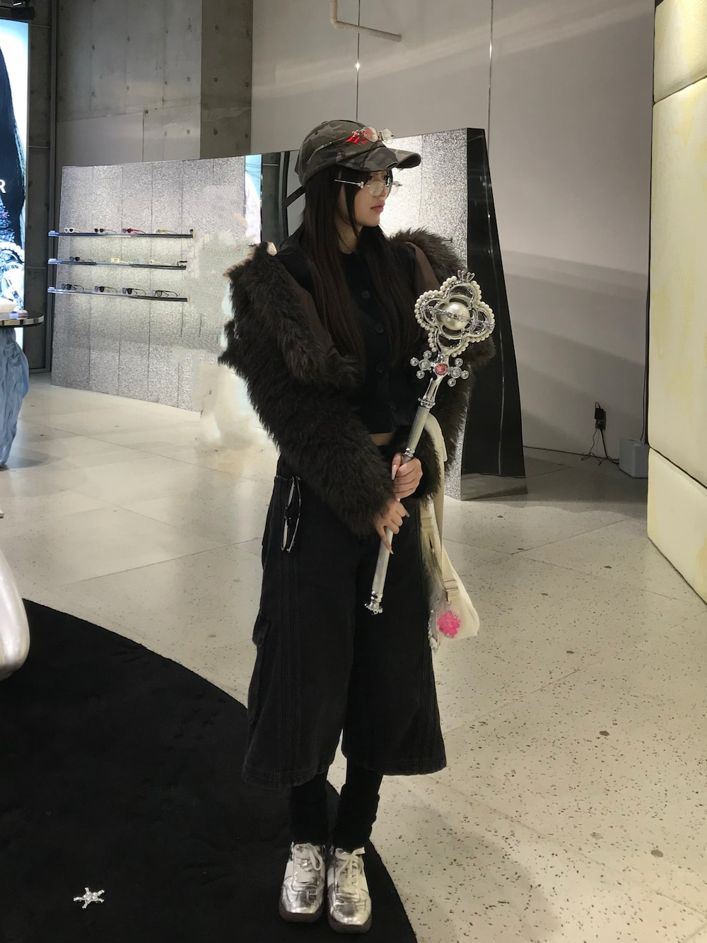 「ジャケット、モコモコアウター、ハーフパンツ、adidas」｜「JudinのFAUX ファーコート【JD】（その他アウター、ブラウン系）」を使った、深結(みゆ)さん（骨格ストレート・レディース・159cm）の春コーディネートの1枚目の写真