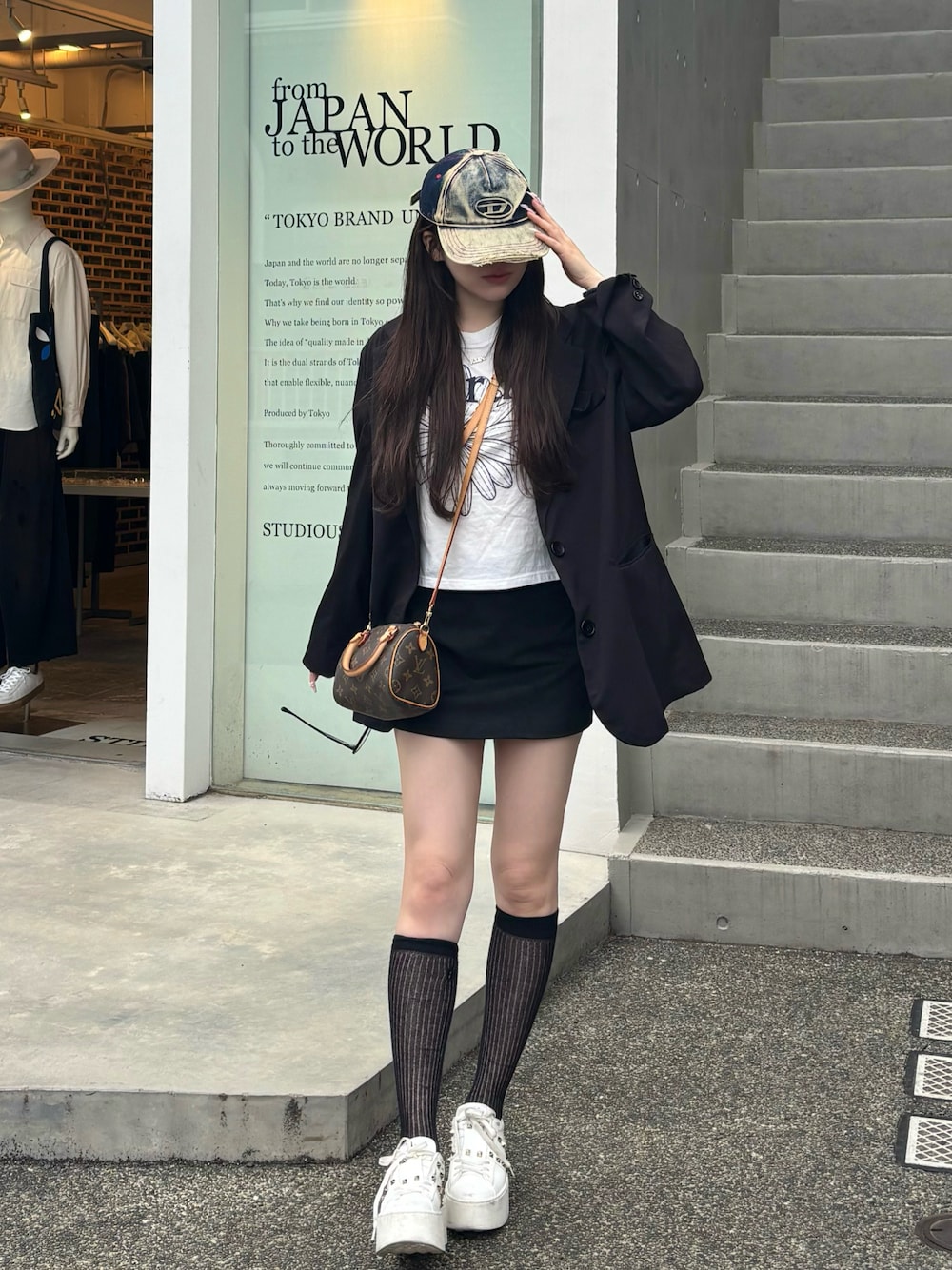 「春服コーデ、おでかけコーデ、大人女子、大人ガーリー、キレイめカジュアル」｜「Mardi MercrediのSLIM TSHIRT FLOWERMARDI（Tシャツ/カットソー、ホワイト系）」を使った、深結(みゆ)さん（骨格ストレート・レディース・159cm）の春コーディネートの1枚目の写真