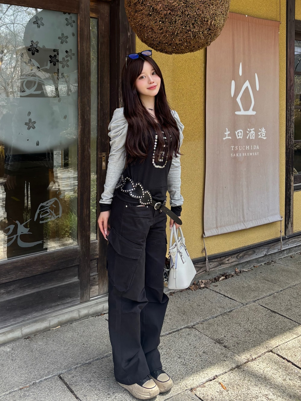 「春ファッション、カジュアルスタイル、シンプルスタイル、今日のコーデ」｜「SCULPTERのアイテム（トップス、ブラック系）」を使った、深結(みゆ)さん（骨格ストレート・レディース・159cm）の春コーディネートの1枚目の写真
