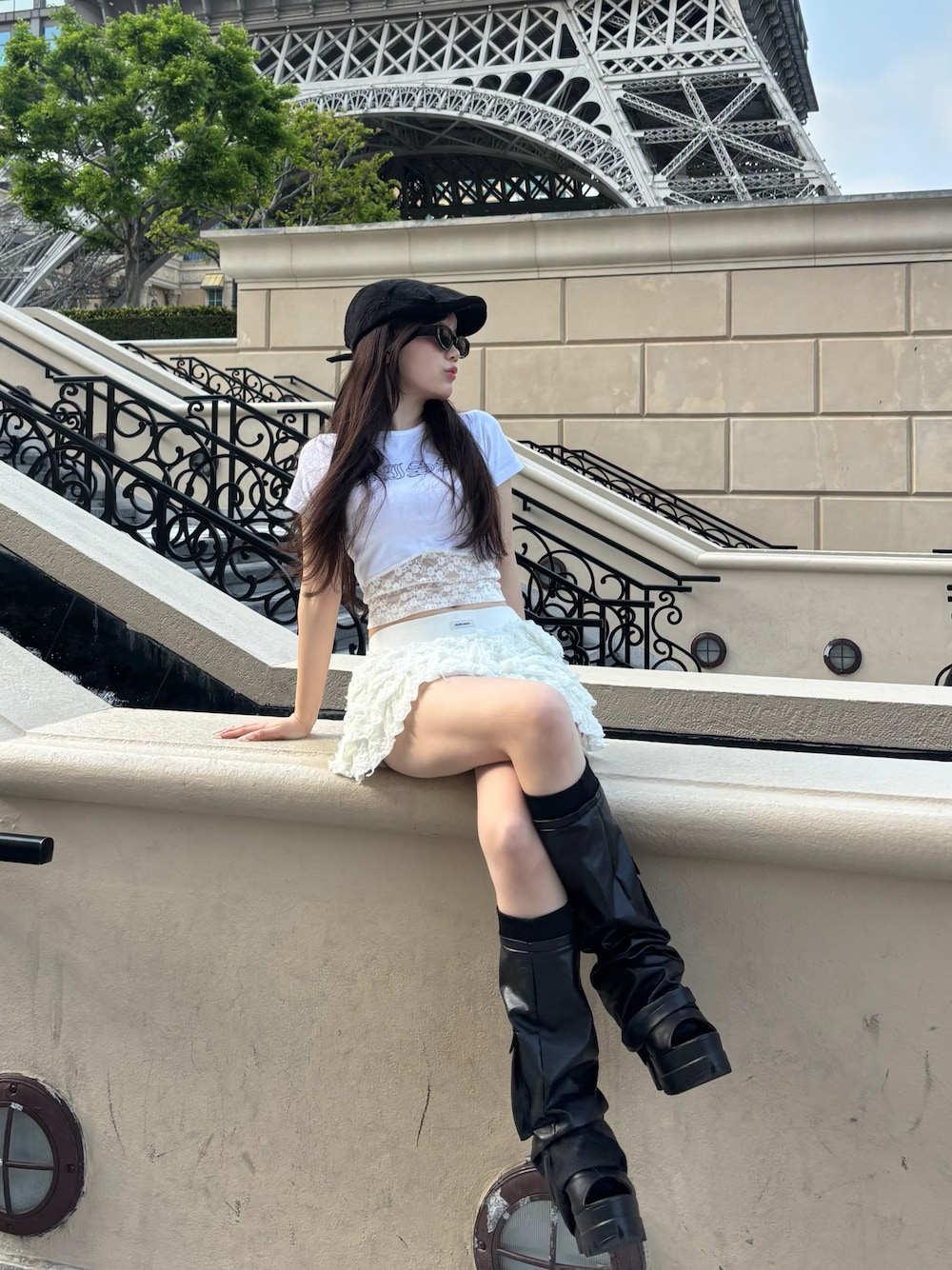 「白Tシャツ、crank、レディースファッション」｜「CRANKの【CRANK】CANCAN FRILL MINI SKIRT（スカート、ホワイト系）」を使った、深結(みゆ)さん（骨格ストレート・レディース・159cm）の春コーディネートの1枚目の写真