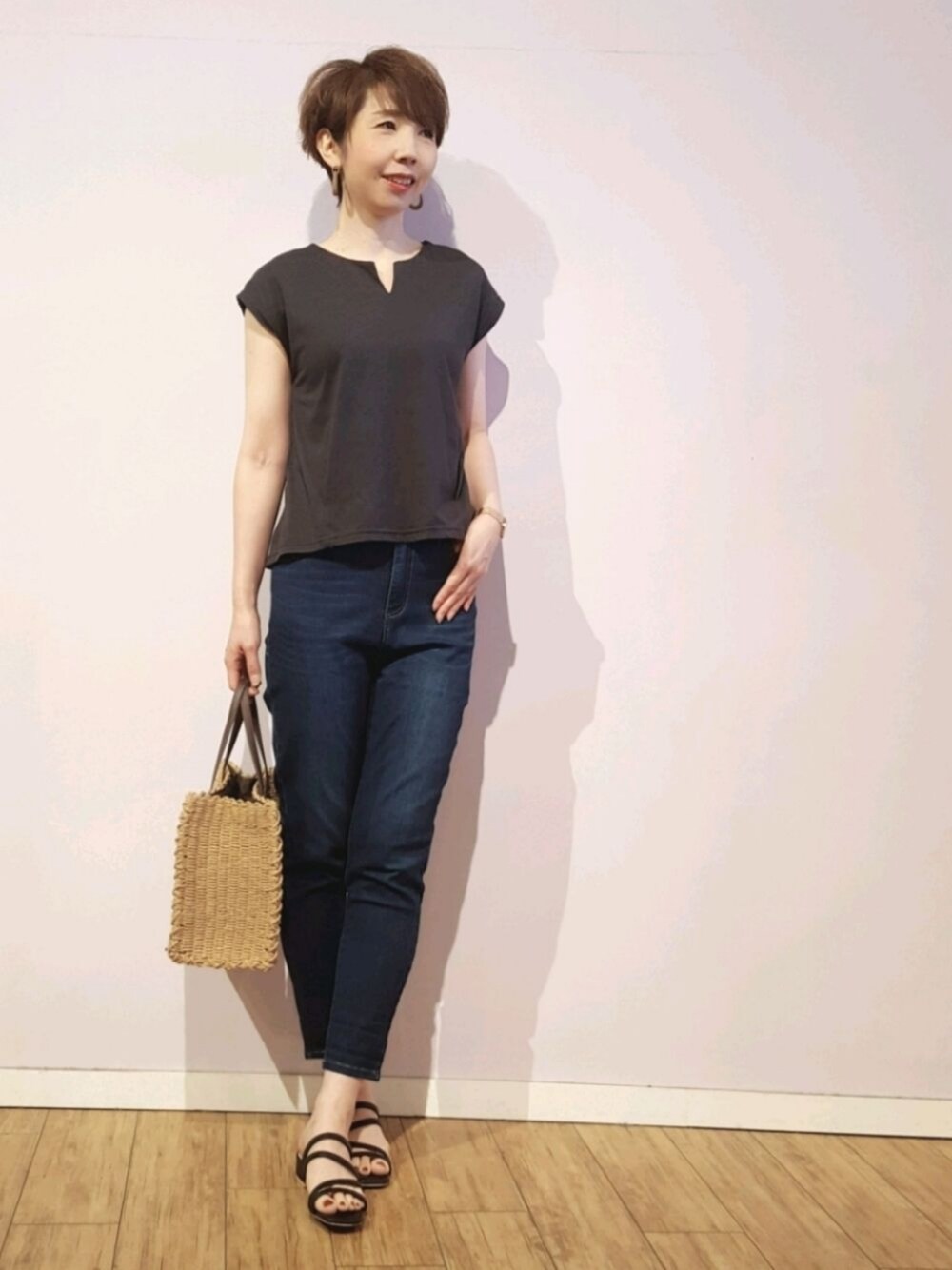 「シューラルー、プチプラ、スキニー、キーネック、セットアップ、休日スタイル、ラクチンコーデ、サンダル、高身長」｜「DRESKIPの【2点セット】スキッパーカットソー＋フレアスカート（セットアップ、グレー系）」を使った、yokoさん（レディース・170cm）の夏コーディネートの1枚目の写真