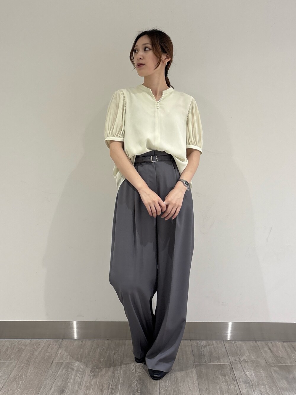 グリーン系のシャツ/ブラウス、グレー系のその他パンツを着用したレディースの夏コーディネートの1枚目の写真