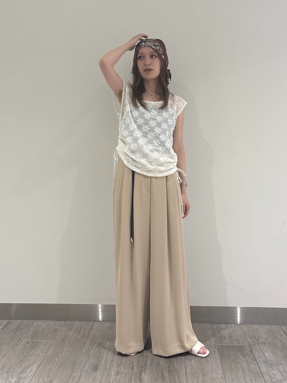 ホワイト系のTシャツ/カットソー、イエロー系のその他パンツを着用したレディースの夏コーディネートの1枚目の写真