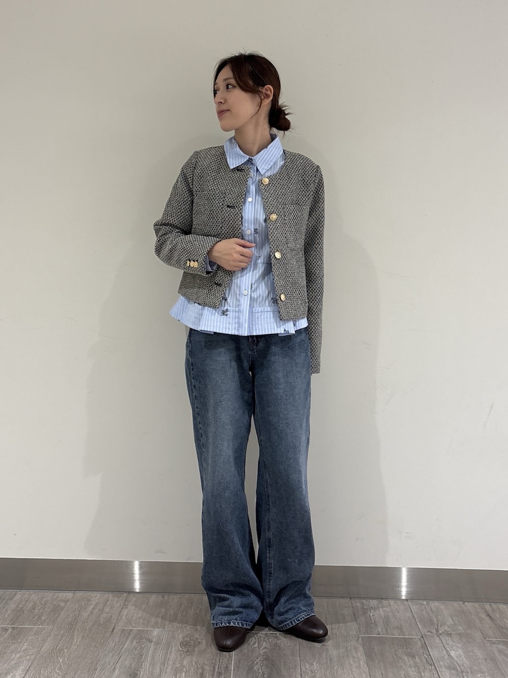 ブルー系のシャツ/ブラウス、ブラック系のブルゾン、ブルー系のデニムパンツを着用したレディースの秋コーディネートの1枚目の写真