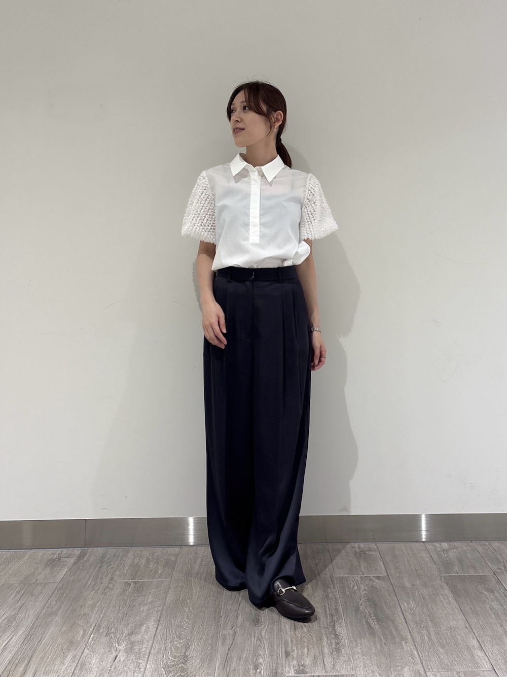 ホワイト系のシャツ/ブラウス、ブルー系のその他パンツを着用したレディースの夏コーディネートの1枚目の写真