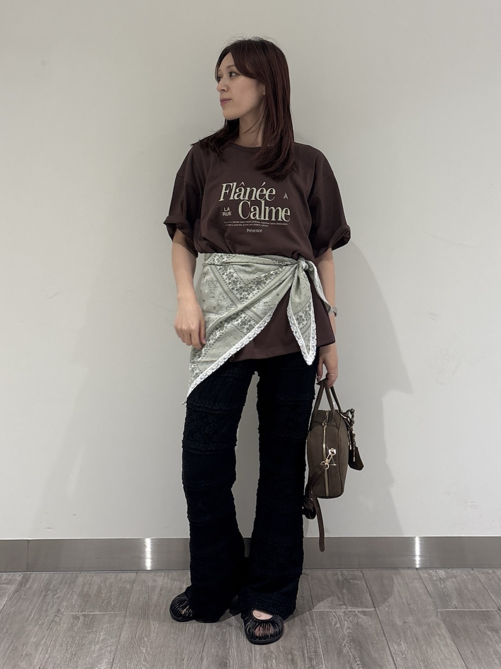ブラウン系のTシャツ/カットソー、ブラック系のその他パンツ、ブラウン系のボストンバッグを着用したレディースの夏コーディネートの1枚目の写真