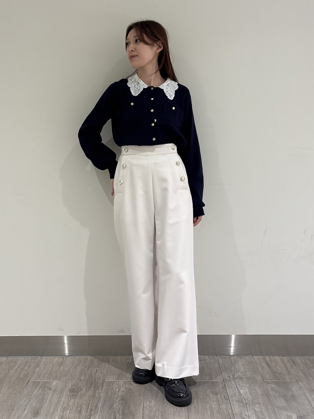 ホワイト系のその他パンツ、ブルー系のトップスを着用したレディースの秋コーディネートの1枚目の写真