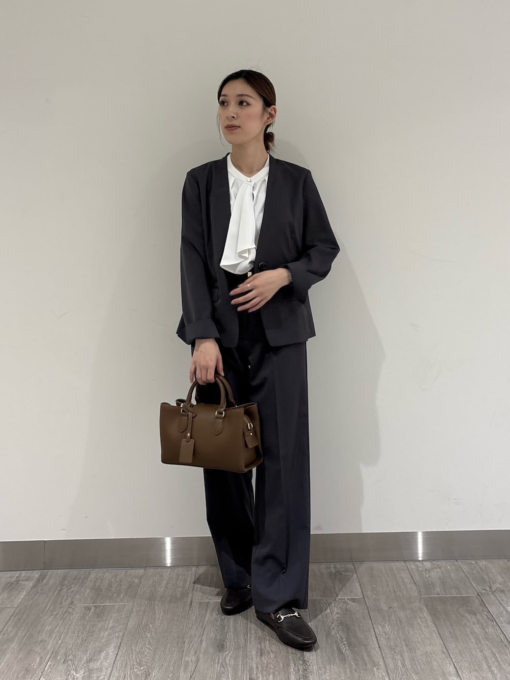 グレー系のその他パンツ、グレー系のノーカラージャケットを着用したレディースの夏コーディネートの1枚目の写真