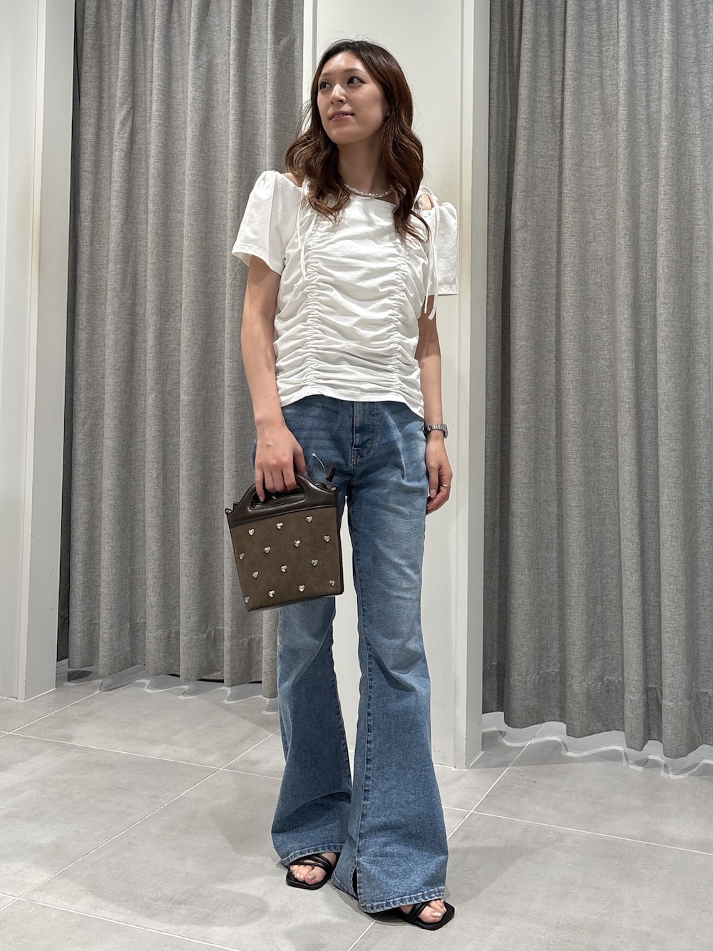ホワイト系のTシャツ/カットソー、ブルー系のデニムパンツを着用したレディースの夏コーディネートの1枚目の写真