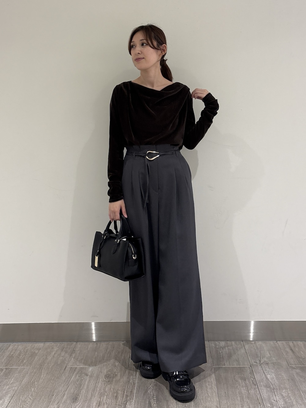 ブラウン系のTシャツ/カットソー、グレー系のその他パンツを着用したレディースの秋コーディネートの1枚目の写真