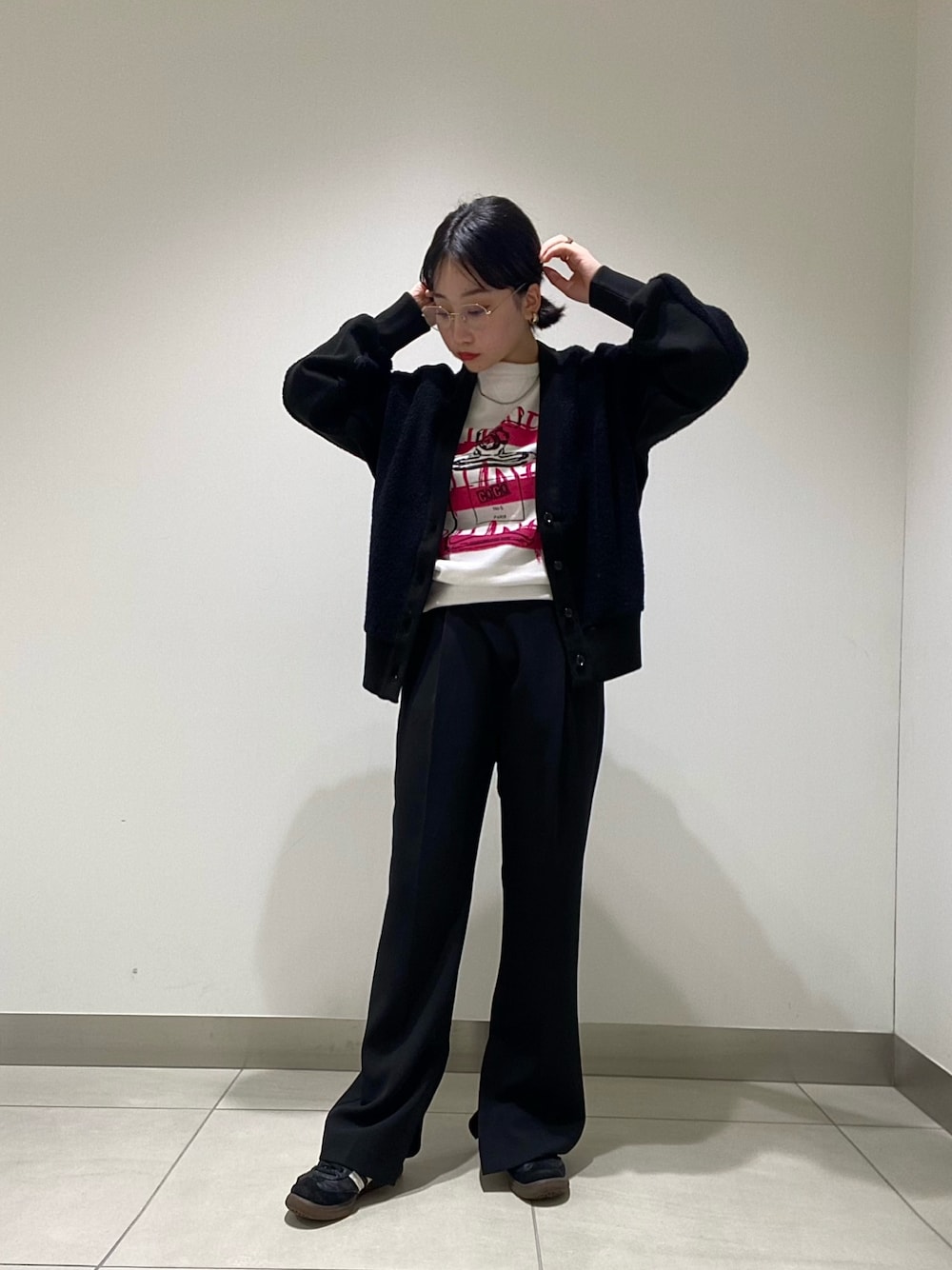 「Munich、DOROITBELO、Kare/me、B'2nd roit、ootd、black、samba、adidas、ZOFF」｜「Kare/MEのKare/ME（カーミー）PARIS 5クルーネックスウェット（スウェット、ホワイト系）」を使った、妃穂さん（レディース・152cm）の冬コーディネートの1枚目の写真