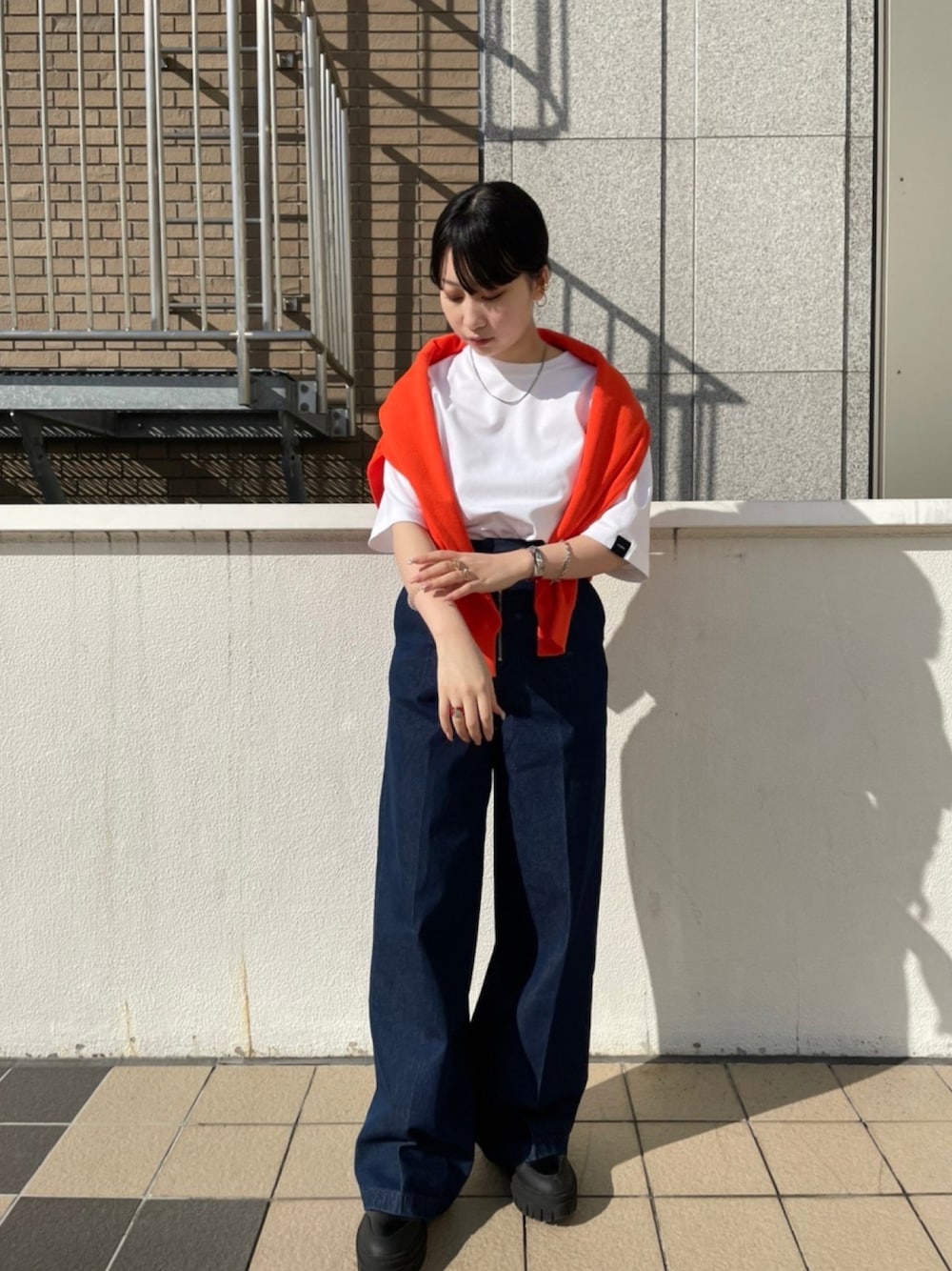 「droitbello、Ujoh、B'2nd、B'2nd roit、札幌、札幌ステラプレイス、ootd、カジュアル、ラクチンコーデ、春カラー、低身長コーデ、キレイめ、いいね、save、フォローお願いします🤑、お洒落さんとつながりたい、オレンジ」｜「UJOHのUjoh（ウジョ―）カーブヘムTシャツ（Tシャツ/カットソー、ホワイト系）」を使った、妃穂さん（レディース・152cm）の春コーディネートの1枚目の写真