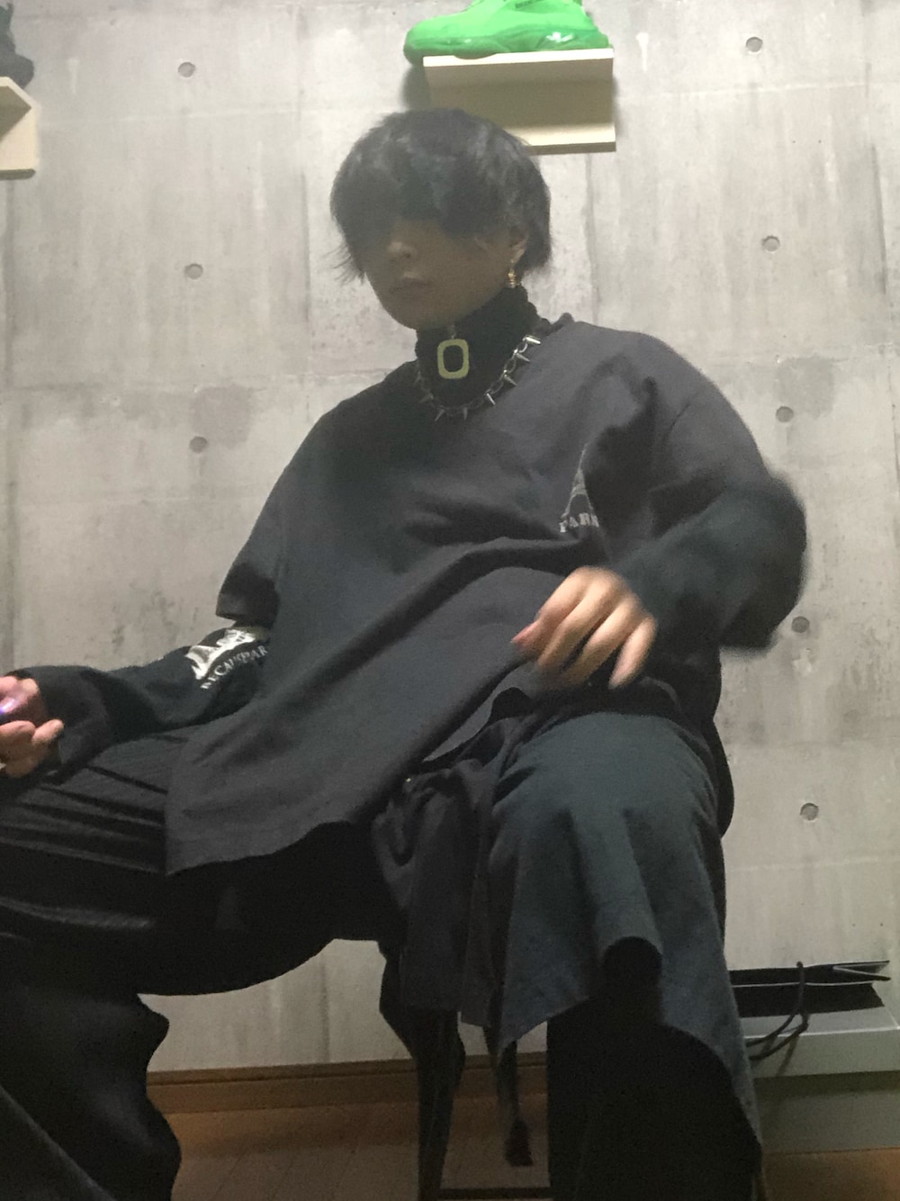 「ビックシルエット、オールブラック、ファッションの力を信じよう、オーバーサイズ、ビッグシルエット、ストリート、オトナカジュアル、秋服、いいね、save、フォローお願いします🤑、キレイめ、ラフコーデ、スニーカー、ストリートMIX、黒、ブラック」｜「VETEMENTSのアイテム（トップス、ブラック系）」を使った、服にお金かけすぎ美容師の末路【相互】さん（メンズ・180cm）の夏コーディネートの1枚目の写真