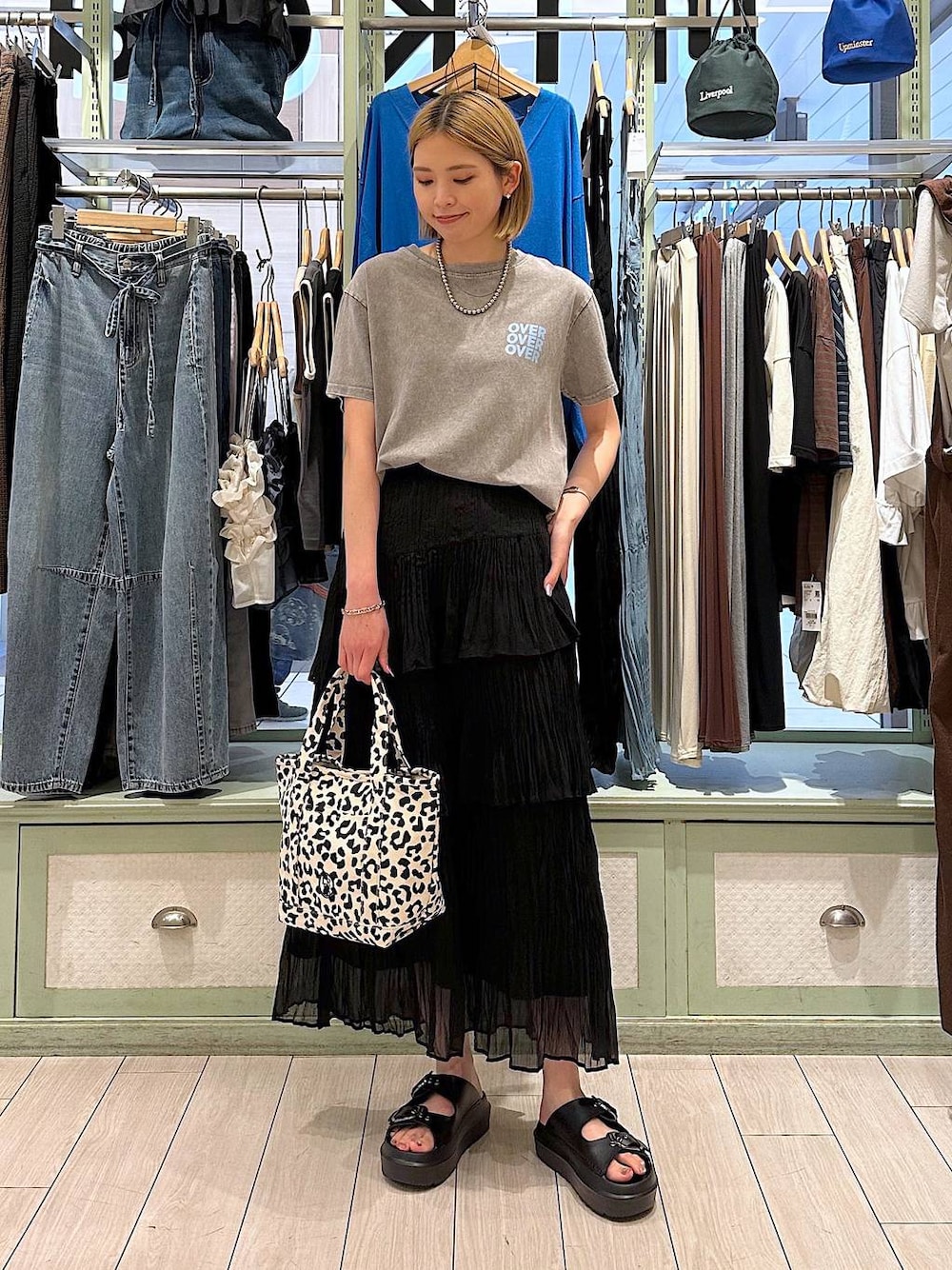 「きれいめ、カジュアル、高身長、ローリーズスタイル_LOWRYS FARM、大人女子カジュアル_LOWRYS FARM、LOWRYS FARM、サンダル、夏コーデ、ロングスカート、Tシャツ、デート/ロマンティック、着痩せ・細見え」｜「LOWRYS FARMのＬＦＢＡＳＩＣＴＯＴＥ　323726（ショルダーバッグ、その他）」を使った、shioriさん（レディース・167cm）の夏コーディネートの1枚目の写真