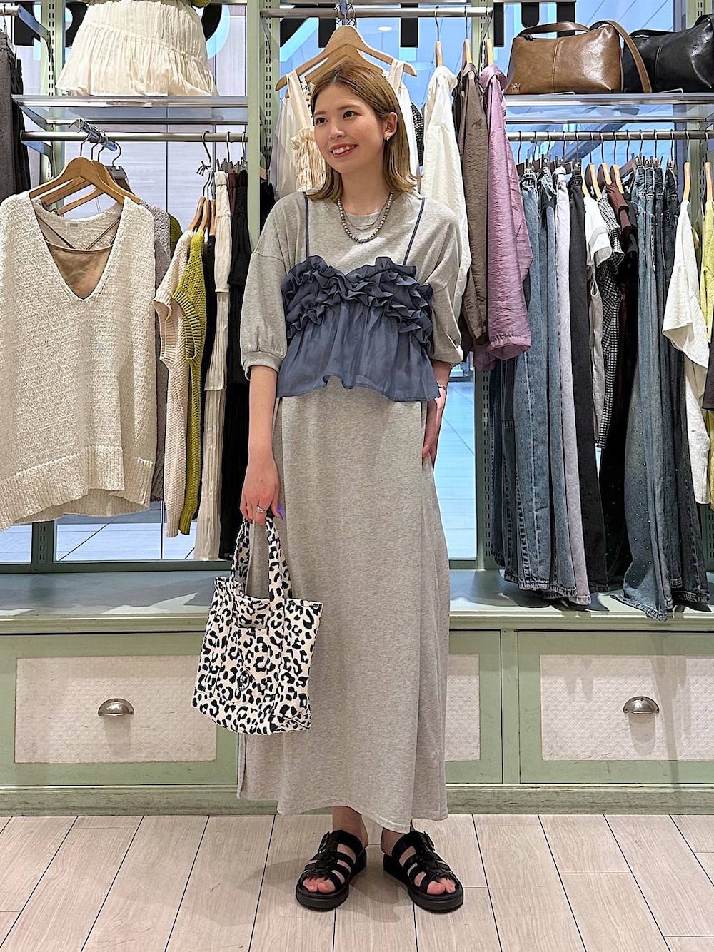 「きれいめ、カジュアル、高身長、ローリーズスタイル_LOWRYS FARM、大人女子カジュアル_LOWRYS FARM、LOWRYS FARM、ワンピース、着痩せ・細見え、夏コーデ、andST、デート/ロマンティック」｜「LOWRYS FARMのフリルビスチェ　 252717（キャミソール、ブルー系）」を使った、shioriさん（レディース・167cm）の夏コーディネートの1枚目の写真