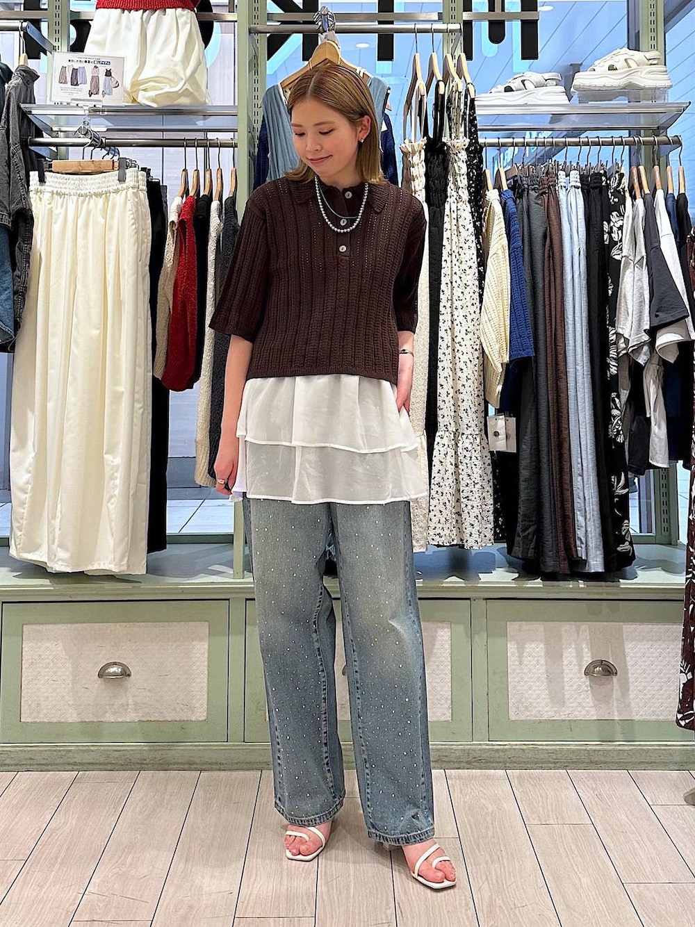「大人女子カジュアル_LOWRYS FARM、LOWRYS FARM、ニット、デニムパンツ、andST、レイヤードスタイル、着痩せ・細見え、夏コーデ、きれいめ、カジュアル、高身長、ローリーズスタイル_LOWRYS FARM」｜「LOWRYS FARMのビジューワイドストレートＰ 136104（デニムパンツ、ブルー系）」を使った、shioriさん（レディース・167cm）の春コーディネートの1枚目の写真