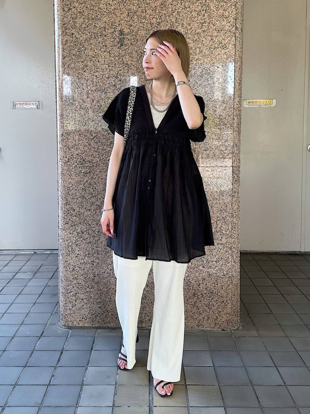 「きれいめ、カジュアル、高身長、ローリーズスタイル_LOWRYS FARM、大人女子カジュアル_LOWRYS FARM、LOWRYS FARM、ブラウス、フェミニン、デート/ロマンティック、夏コーデ、着痩せ・細見え」｜「LOWRYS FARMのLFガラトートBAG 284403（トートバッグ、その他）」を使った、shioriさん（レディース・167cm）の夏コーディネートの1枚目の写真