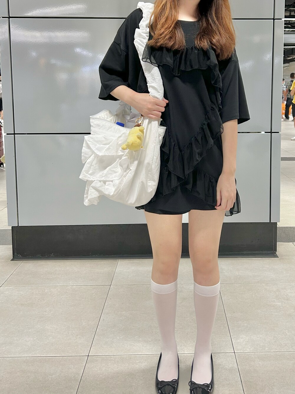 「大人かわいい」｜「merry jennyのハートフリルbig tee（Tシャツ/カットソー、ブラック系）」を使った、Minさん（レディース・162cm）の秋コーディネートの1枚目の写真