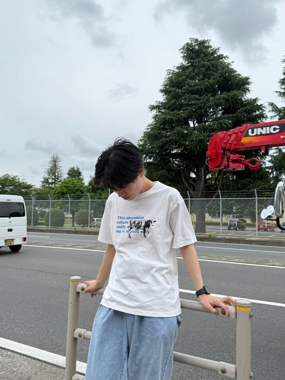 ホワイト系のTシャツ/カットソー、ブルー系のデニムパンツを着用したメンズの秋コーディネートの1枚目の写真