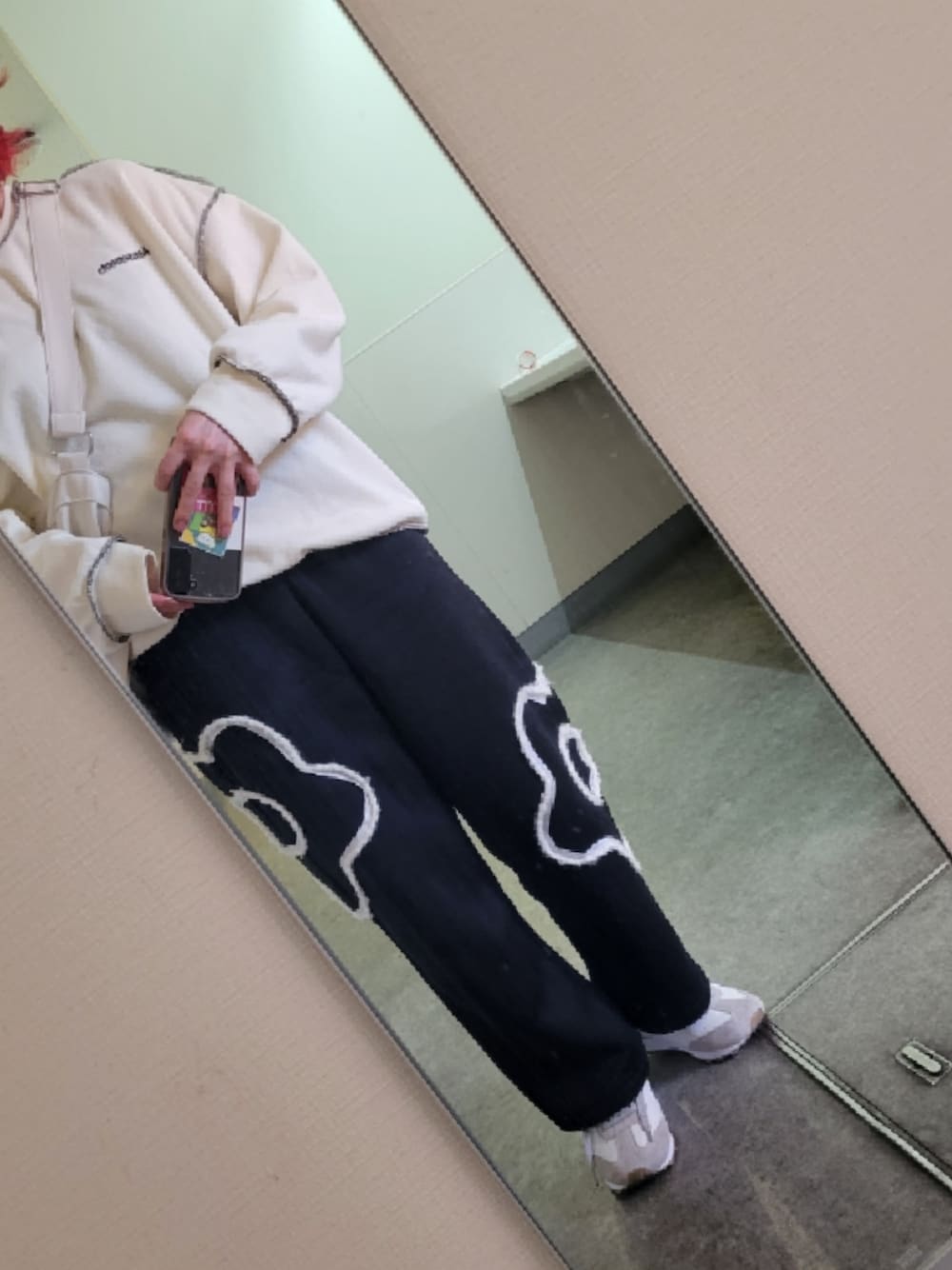 「カジュアルコーデ、シンプルコーデ、休日コーデ、美容師アシスタント、ファッションを楽しもう」｜「SHEINの花柄ワイドレックスウェットパンツ（スウェットパンツ、ブラック系）」を使った、のんさん（レディース・158cm）の秋コーディネートの1枚目の写真