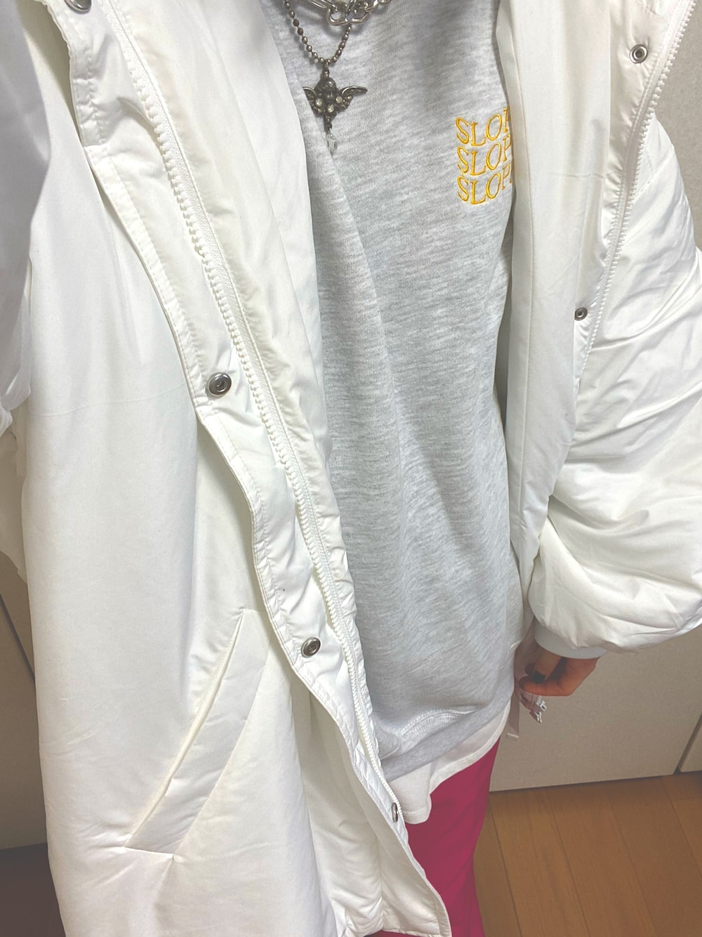 ホワイト系のブルゾン、ベージュ系のスウェット、ピンク系のスラックスを着用したレディースの冬コーディネートの1枚目の写真