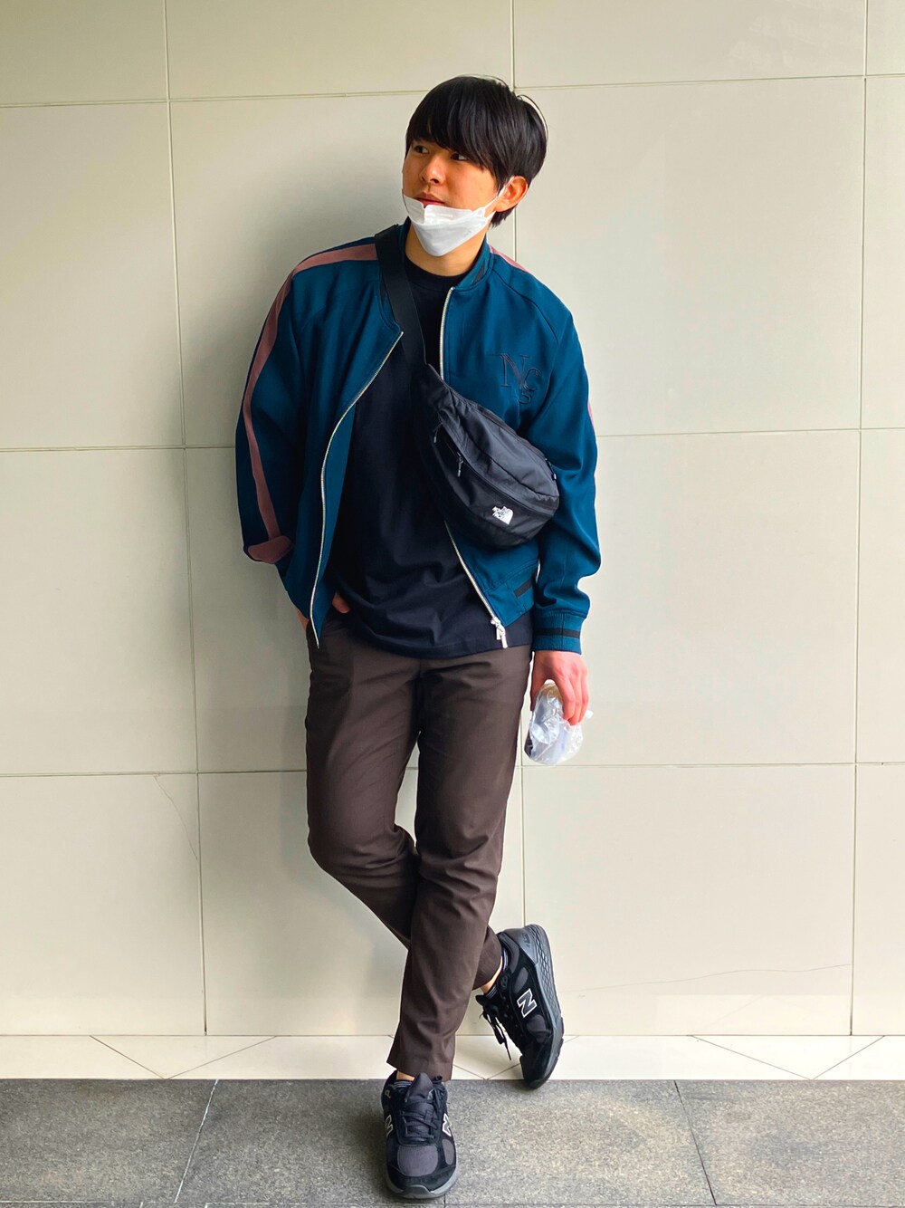 「メンズファッション、オトナカジュアル、いいね、save、フォローお願いします🤑、春アウター、スカジャン、きれいめカジュアル、シンプルコーデ、キレイめ、ブラウン、スラックス、休日コーデ、New Balance、おしゃれさんと繋がりたい、オードリー、トラックジャケット」｜「Lui'sの【Neucon / ニューコン】23SS スカジャン (セットアップ対応）（スカジャン、グリーン系）」を使った、きょさん（メンズ・177cm）の春コーディネートの1枚目の写真