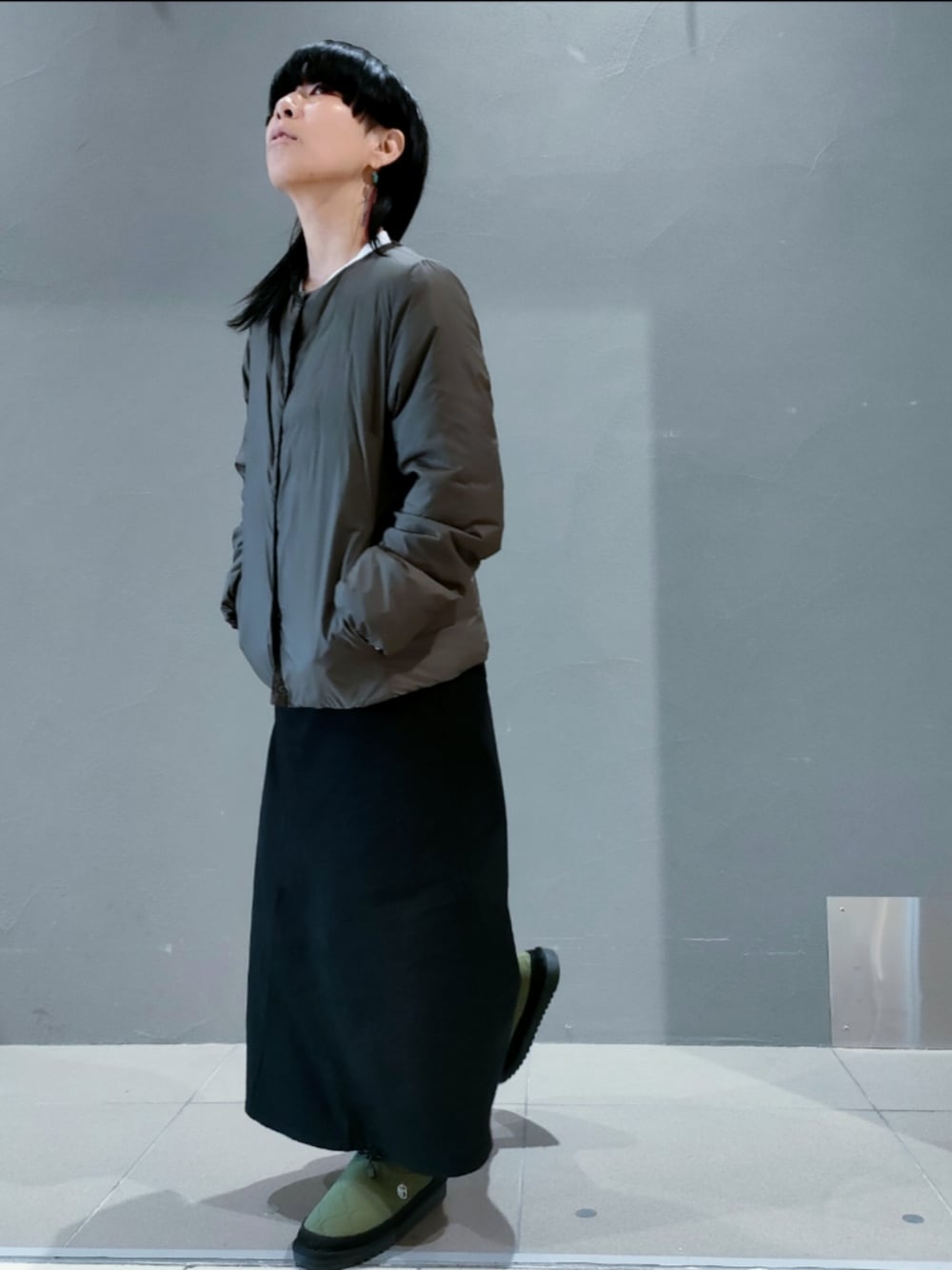 「無印良品スタッフ、無印良品、MUJI、モノトーン、モノトーンコーデ、PR、ダウンジャケット、暖かい、ぬくぬく」｜「無印良品の婦人　軽量ダウンノーカラージャケット（帯電防止裏地）（ダウンジャケット/コート、グリーン系）」を使った、Tamoさん（レディース・160cm）の秋コーディネートの1枚目の写真