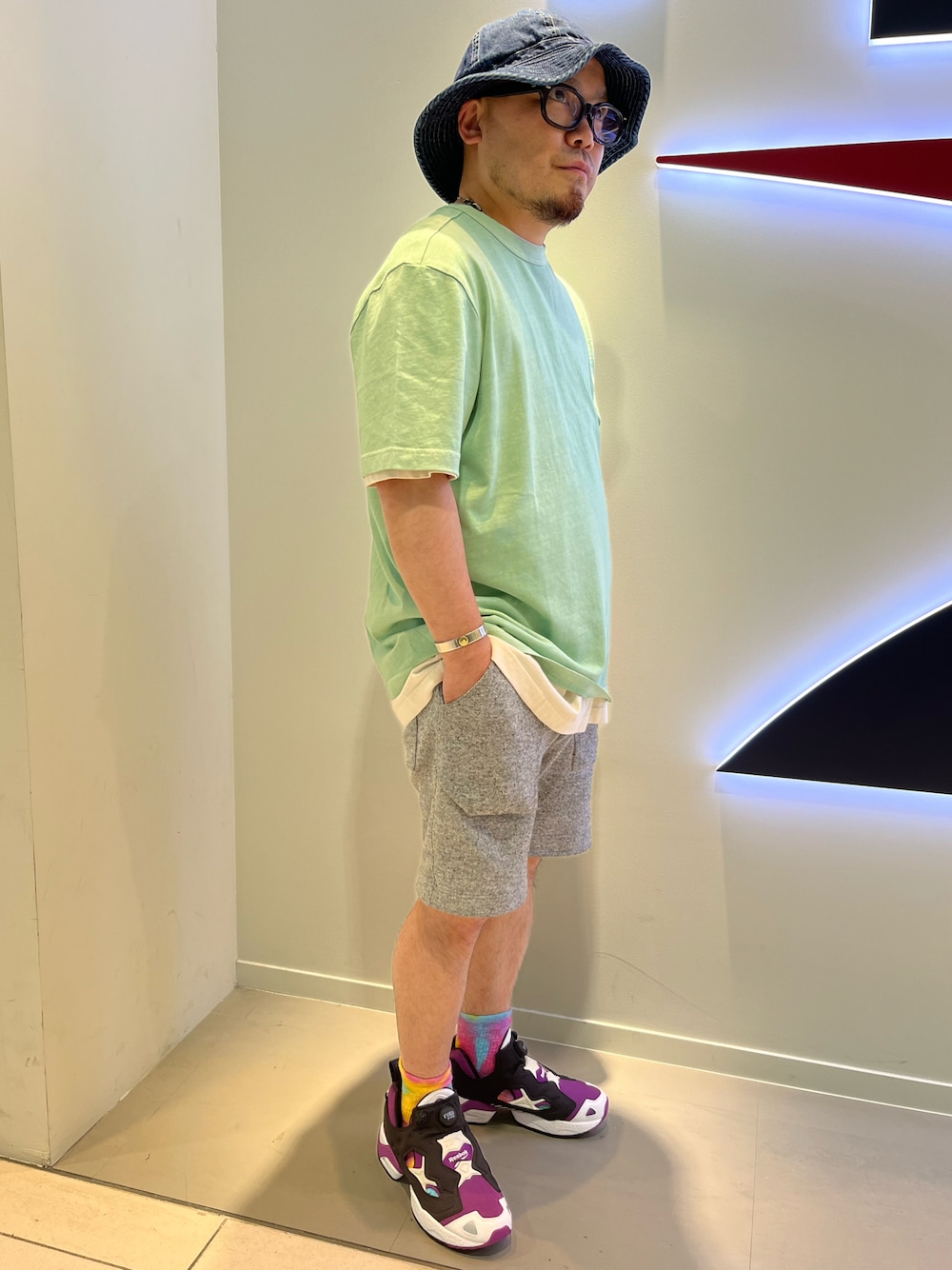 「reebok、ポンプフューリー、リーボック(Reebok)、夏コーデ、PUMP FURY、Reebokclassic」｜「Reebokのクラシックス ナチュラルダイ Tシャツ / Classics Natural Dye T-Shirt / リーボック（メンズ）（Tシャツ/カットソー、グリーン系）」を使った、リーボックさん（メンズ・158cm）の春コーディネートの1枚目の写真