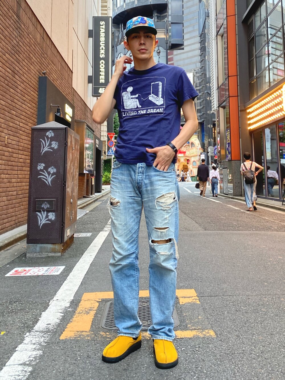「夏、reebok、休日スタイル、着回しコーデ、カラーコーデ、今日のコーデ、秋先取りコーデ、Reebokclassic、reebokstoreshibuya、真夏のアクティブスタイル」｜「Reebokのビートニク サンダルズ / Beatnik Sandals / リーボック（メンズ/レディース）（スリッポン、ゴールド系）」を使った、リーボックさん（メンズ・185cm）の夏コーディネートの1枚目の写真