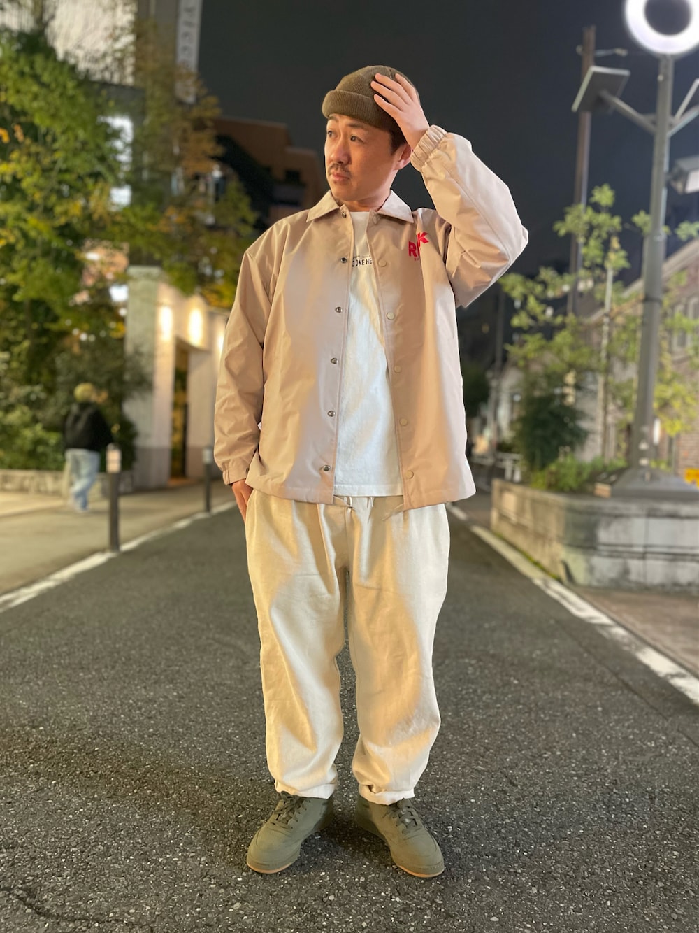 「スニーカー、シンプル、秋のコーデ、ストリート、ホワイトコーデ、リーボック(Reebok)、ootd、オトナカジュアル、おしゃれさんと繋がりたい、リーボッククラシックストア原宿、rhnoza」｜「Reebokのクラシックス BlackEyePatch ウーブン ジャケット / Classics BlackEyePatch Woven Jacket（ブルゾン、ベージュ系）」を使った、リーボックさん（メンズ・164cm）の秋コーディネートの1枚目の写真