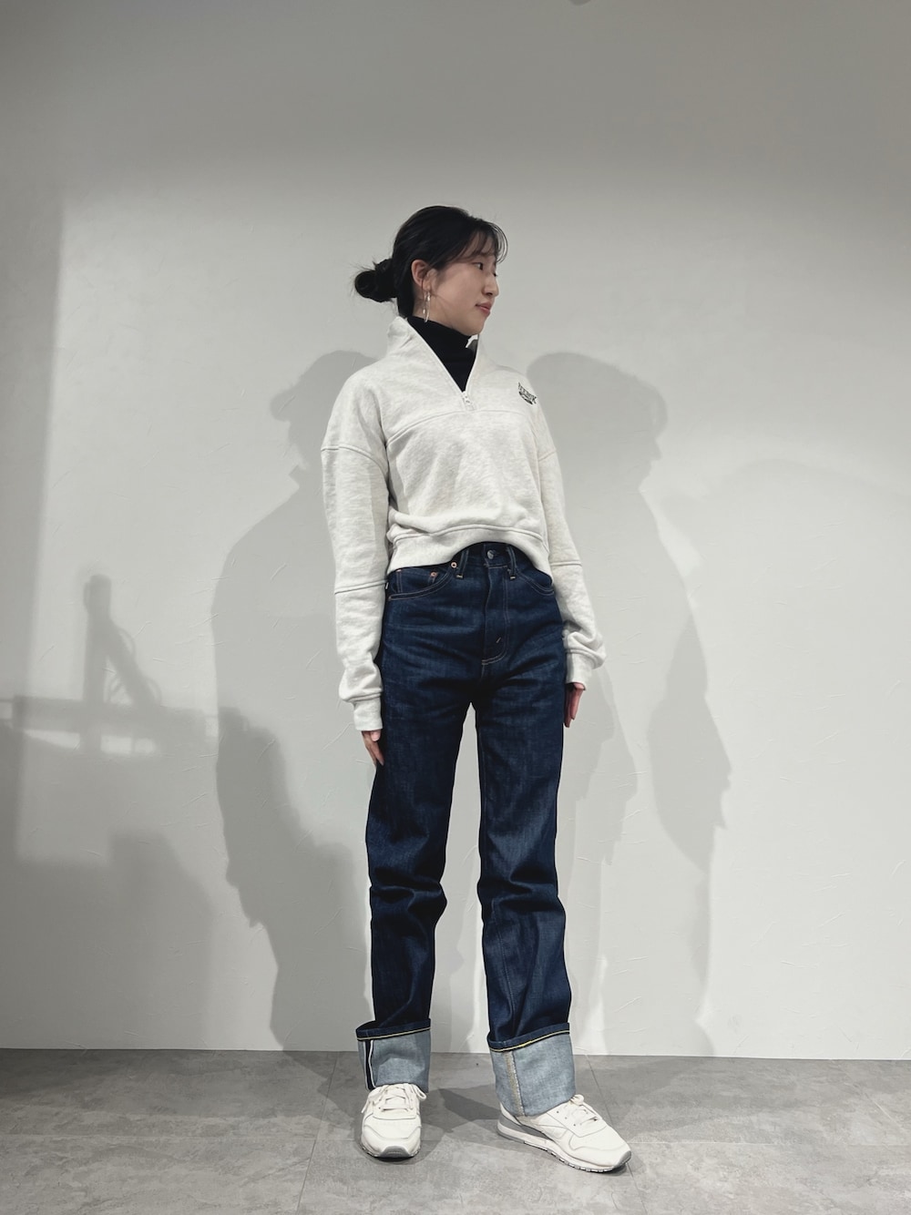「reebok、リーボック、デニム、短丈、カジュアルコーデ、デニムパンツ、スニーカーコーデ、骨格ウェーブ、シンプルコーデ、タートルニット、重ね着」｜「Reebokのカバーアップ スウェット / CL AE COVERUP（スウェット、ホワイト系）」を使った、リーボックさん（レディース・158cm）の冬コーディネートの1枚目の写真